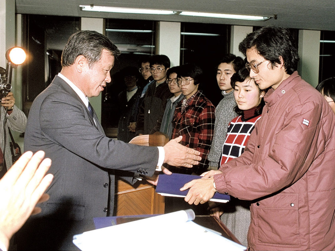 History 1974 Chairman Chey Jong hyon Established the scholarship foundation thumb